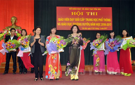 Lãnh đạo Sở GD-ĐT, Hội Khuyến học tỉnh trao giải Nhất cho cô giáo Kiều Thị Thu Dung.