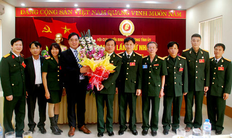 Đồng chí Nông Việt Yên - Ủy viên Ban Chấp hành Đảng bộ tỉnh, Chánh Văn phòng Tỉnh ủy tặng hoa chúc mừng Đại hội
