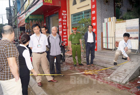 Đoàn công tác phường Yên Ninh đo kiểm tra giới hạn hành lang đường bộ trên tuyến đường Điện Biên.