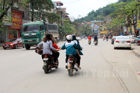 Học sinh sử dụng xe đạp điện thường xuyên vi phạm Luật Giao thông đường bộ.