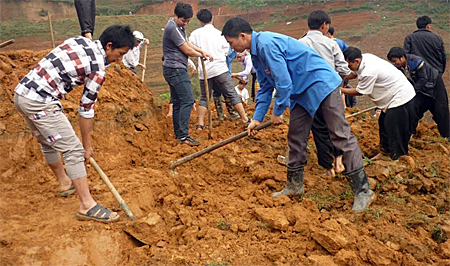 Đoàn viên thanh niên huyện Trạm Tấu ra quân khai hoang ruộng nước tại xã Bản Công.