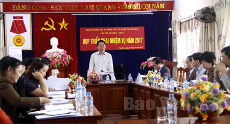 Đồng chí Nguyễn Văn Khánh - Phó Chủ tịch UBND tỉnh, Trưởng ban Tổ chức Hội thi phát biểu chỉ đạo tại cuộc họp.