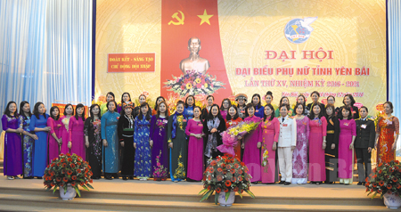 Các đồng chí ủy viên Ban Chấp hành Hội Liên hiệp Phụ nữ tỉnh Yên Bái khóa XV, nhiệm kỳ 2016 - 2021.