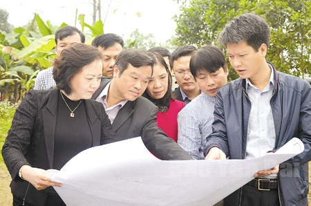 Đồng chí Bí thư Tỉnh uỷ, Chủ tịch HĐND tỉnh Phạm Thị Thanh Trà nắm bắt tình hình triển khai các dự án đầu tư trọng điểm của tỉnh tại huyện Trấn Yên.