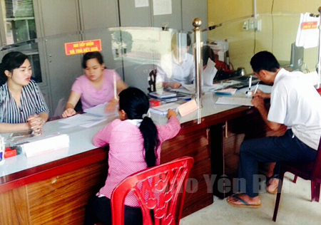 Cán bộ bộ phận “một cửa” xã Phú Thịnh giúp người dân giải quyết thủ tục hành chính nhanh gọn.