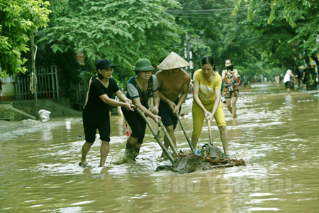 Nhân dân thành phố Yên Bái khắc phục hậu quả sau bão.
(Ảnh: Thanh Miền)