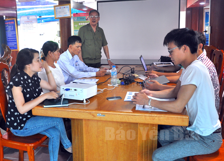 Cựu thanh niên xung phong Nguyễn Văn Lũy điều hành công việc tại doanh nghiệp.