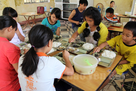 Bữa cơm của các em nhỏ sống tại Trung tâm Công tác xã hội và Bảo trợ xã hội tỉnh.