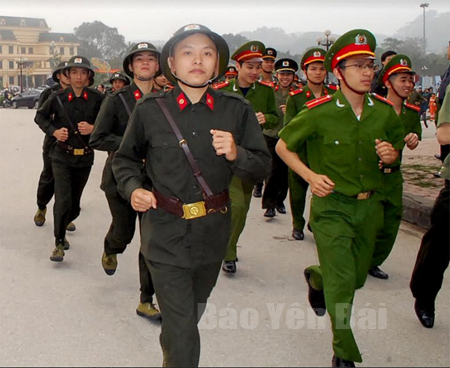 Lực lượng vũ trang tỉnh Yên Bái tham gia ngày chạy Olympic 2016. (Ảnh: Thanh Chi)