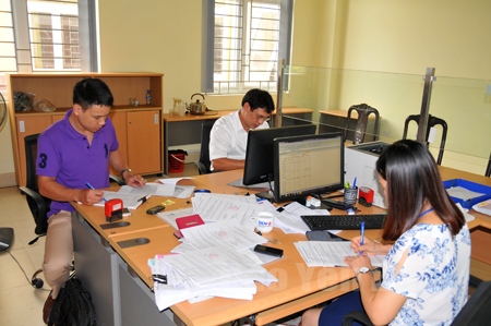 Cán bộ Chi cục Thuế thành phố Yên Bái thực hiện xây dựng phương án khai thác nguồn thu.
