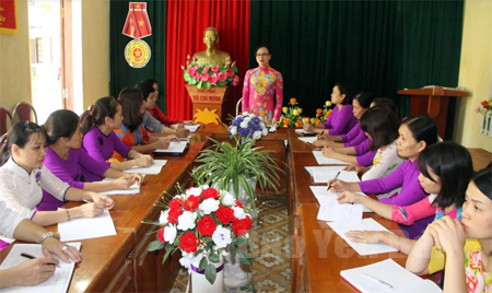 Chi bộ Trường Phổ thông dân tộc Nội trú THCS Văn Chấn triển khai học tập chuyên đề Nghị quyết Trung ương 4 (khóa XII).
