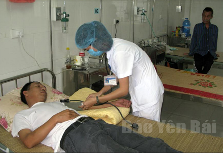 Thăm khám cho bệnh nhân tại Bệnh viện Lao và bệnh phổi tỉnh.