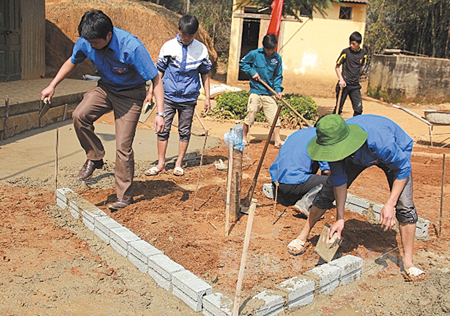 Đoàn viên thanh niên xã Nậm Khắt xây dựng khuôn viên sân chơi tại điểm trường Làng Sang.