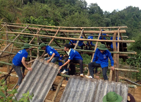 Thanh niên tình nguyện làm nhà giúp dân tại xã Túc Đán, huyện Trạm Tấu.