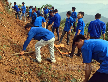 Tuổi trẻ Văn Yên hăng hái tham gia thi công công trình.