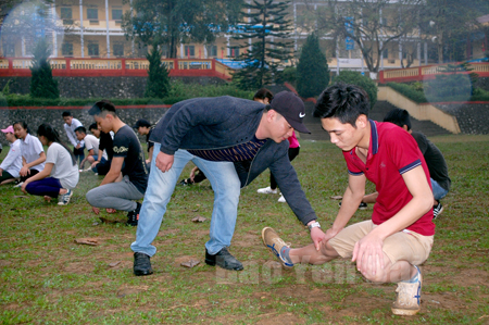 Các vận động viên Trường THPT Trần Nhật Duật tích cực luyện tập chờ ngày khai cuộc.
