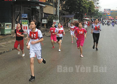 Các vận động viên trên đường chạy Giải Việt dã thanh niên thị xã Nghĩa Lộ năm 2017.