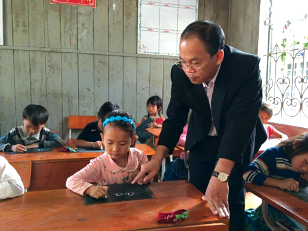 Thầy giáo Nguyễn Duy Tiến luôn tận tình uốn nắn, chỉ bảo cho từng học sinh.