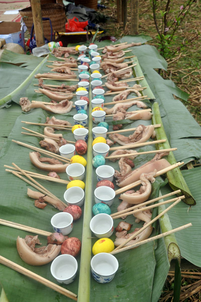 Lễ vật cúng thủy thần trong lễ hội lồng tồng của người Thái ở xã Tú Lệ, huyện Văn Chấn.