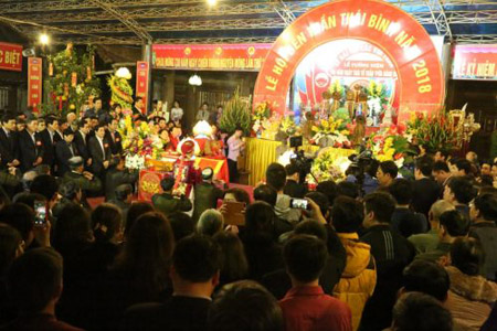 Tối ngày 28/2 (tức ngày 13 tháng Giêng âm lịch) chính thức khai hội Đền Trần.