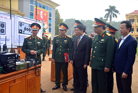 Đồng chí Nguyễn Văn Khánh - Phó Chủ tịch UBND tỉnh và các đại biểu tham quan mô hình học cụ huấn luyện.