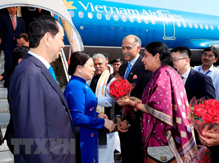 Đại diện chính quyền Bang Bihar đón Chủ tịch nước Trần Đại Quang và Phu nhân tại sân bay Gaya.