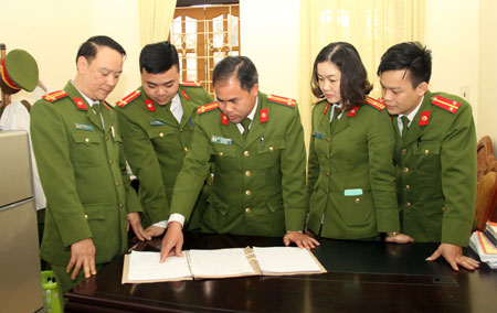 Trung tá Nguyễn Mạnh Hùng (giữa) xây dựng phương án bắt giữ đối tượng phạm tội về ma túy.