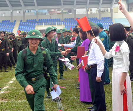 Tân binh thành phố Yên Bái trong ngày hội tòng quân.