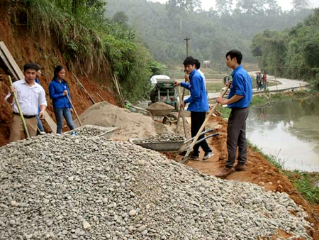 Đoàn viên thanh niên xã Hoàng Thắng tham gia làm đường nông thôn.