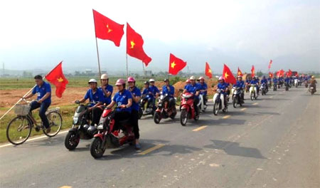 Lực lượng đoàn viên thanh niên tích cực tham gia tuyên truyền bài trừ ma túy và tệ nạn xã hội.