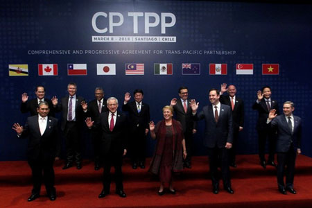 Bộ trưởng Thương mại và Công nghiệp Trần Tuấn Anh (thứ nhất, phải, hàng sau) cùng đại diện 10 nước tham gia lễ ký Hiệp định CPTPP chụp ảnh chung tại Santiago ngày 8/3.
