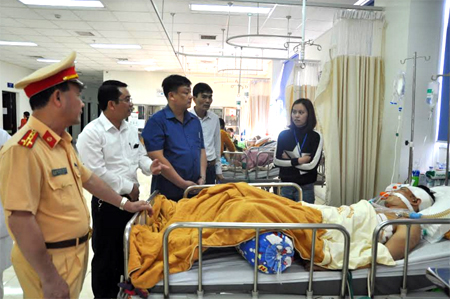 Đại diện Ban ATGT tỉnh thăm hỏi nạn nhân Nguyễn  Sỹ Hùng - lái xe Camry, trú tại xã Đông Cứu, huyện Gia Bình, tỉnh Bắc Ninh bị đa chấn thương hiện đang cấp cứu tại Bệnh viện Đa khoa tỉnh Yên Bái.