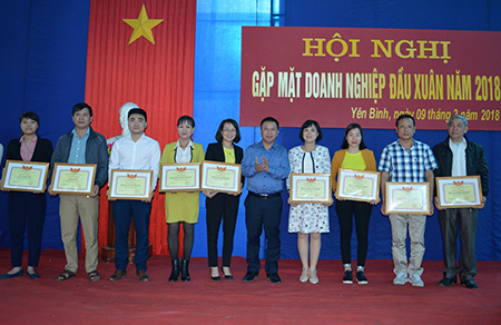 Lãnh đạo huyện Yên Bình tặng giấy khen cho các doanh nghiệp tiêu biểu năm 2017


