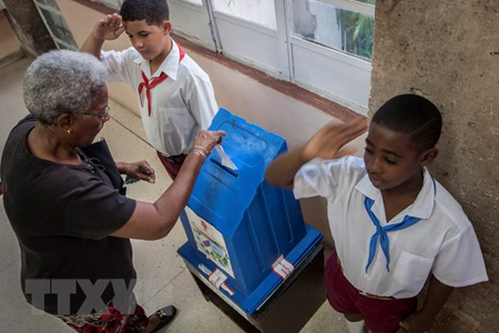 Cử tri Cuba bỏ phiếu tại điểm bầu cử ở Havana.
