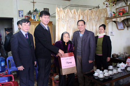 Lãnh đạo tỉnh, huyện Văn Yên tặng quà Mẹ Việt Nam anh hùng Nguyễn Thị Ngọ, thôn Phúc Thành, xã Đại Phác, huyện Văn Yên nhân dịp tết Nguyên đán Mậu Tuất 2018.