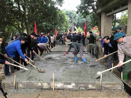 Nhân dân xã Lâm Giang chung sức làm đường giao thông nông thôn.