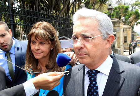 Cựu Tổng thống Colombia Alvaro Uribe - bên phải.