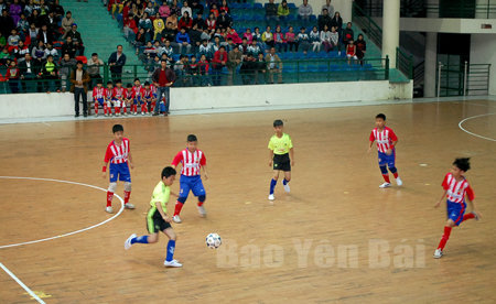Một trận đấu bóng đá trong mùa Giải bóng đá Nhi đồng năm 2016.