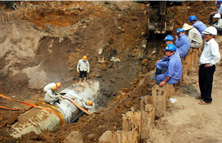 Đường ống nước sạch sông Đà liên tục bị vỡ gây ảnh hưởng đến cuộc sống của hàng trăm nghìn hộ dân.