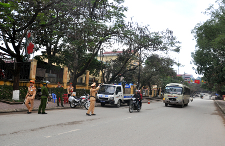 Lực lượng cảnh sát giao thông trên địa bàn tỉnh tăng cường kiểm tra trên các tuyến đường.