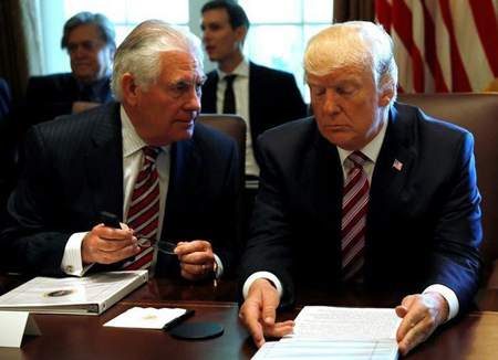 Tổng thống Mỹ Donald Trump (phải) và Ngoại trưởng Rex Tillerson trong một cuộc họp.