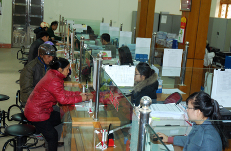 Khách hàng đến giao dịch tại Phòng Giao dịch của Ngân hàng NNPTNT huyện Văn Yên ở thị trấn Mậu A.