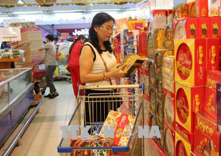Người tiêu dùng đến mua sắm hàng hóa tại siêu thị Co.opmart Vĩnh Long.