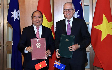 Thủ tướng Nguyễn Xuân Phúc và Thủ tướng Malcolm Turnbull ký Tuyên bố chung về thiết lập quan hệ Đối tác chiến lược giữa Chính phủ Việt Nam và Australia.