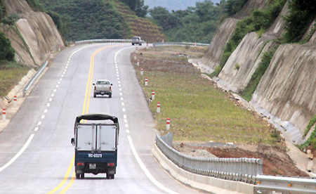 Cao tốc Nội Bài - Lào Cai giúp lưu thông hàng hóa sang Trung Quốc.