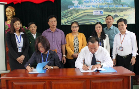 Lãnh đạo Chi cục Quản lý Chất lượng nông lâm sản và thủy sản tỉnh Yên Bái và Trung tâm Kinh daonh VNPT Yên Bái ký thỏa thuận hợp tác.