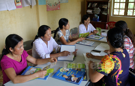 Cán bộ y tế xã Phú Thịnh (Yên Bình) triển khai nhiệm vụ cho nhân viên y tế thôn, bản.