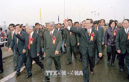 Thủ tướng Phan Văn Khải dự khánh thành cầu Tân Đệ qua sông Hồng, nối liền hai tỉnh Thái Bình và Nam Định, ngày 8/2/2002.