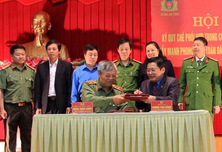 Lãnh đạo Liên đoàn Lao động tỉnh Yên Bái và Công an tỉnh Yên Bái ký kết Quy chế phối hợp trong công tác đảm bảo an ninh trật tự năm 2018.