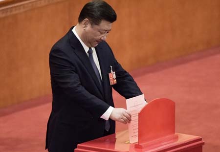 Chủ tịch Trung Quốc Tập Cận Bình bỏ phiếu tại phiên họp toàn thể thứ 3, Kỳ họp thứ nhất Quốc hội Trung Quốc khóa XIII ở Bắc Kinh ngày 11/3.